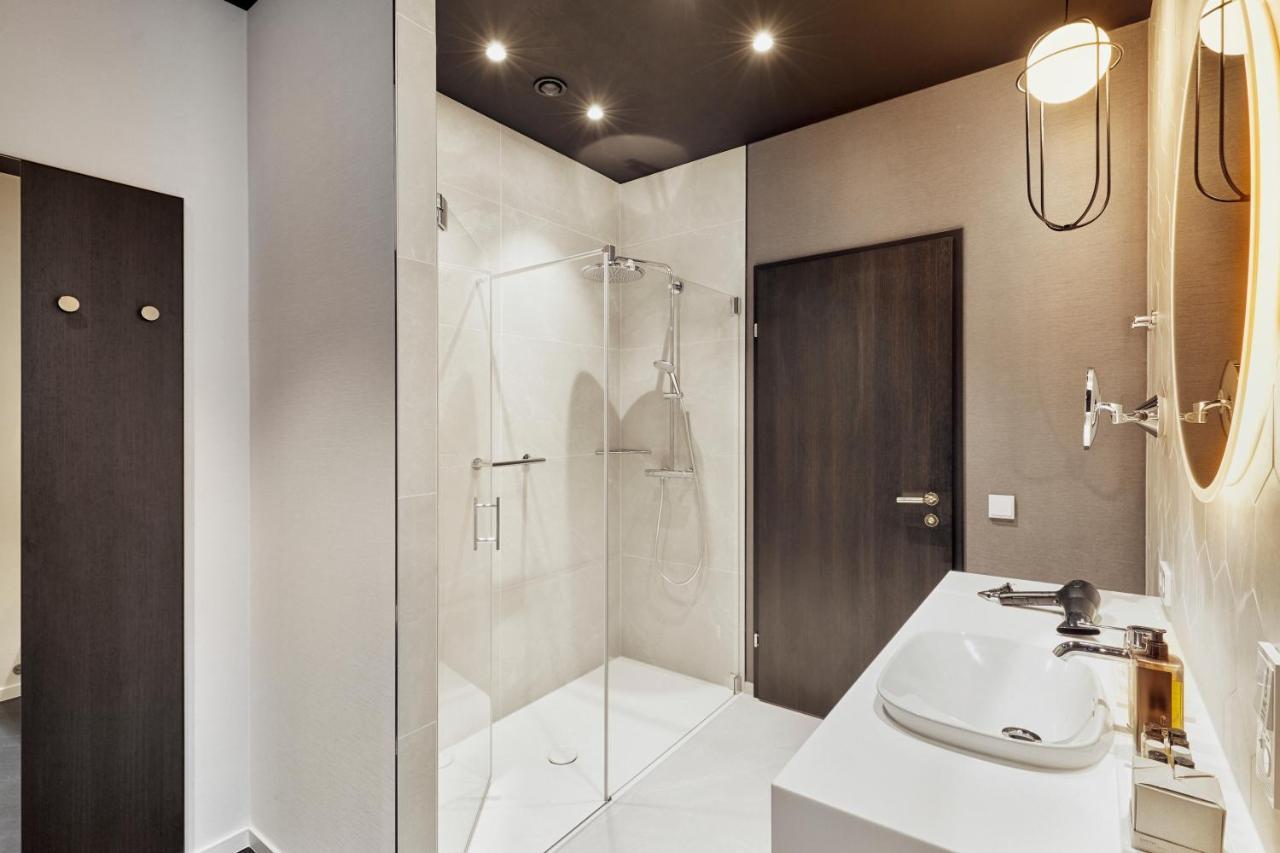 Hyperion Hotel Salzburg Bagian luar foto A shower enclosure