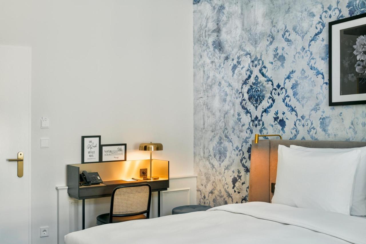 Hyperion Hotel Salzburg Bagian luar foto A guest room at the hotel